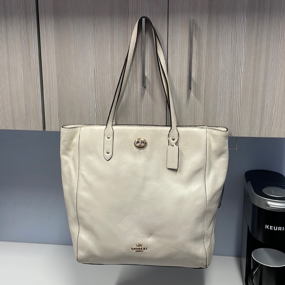 COACH. Woman’s  ToTe Bag. Leather. Like New. Cream color